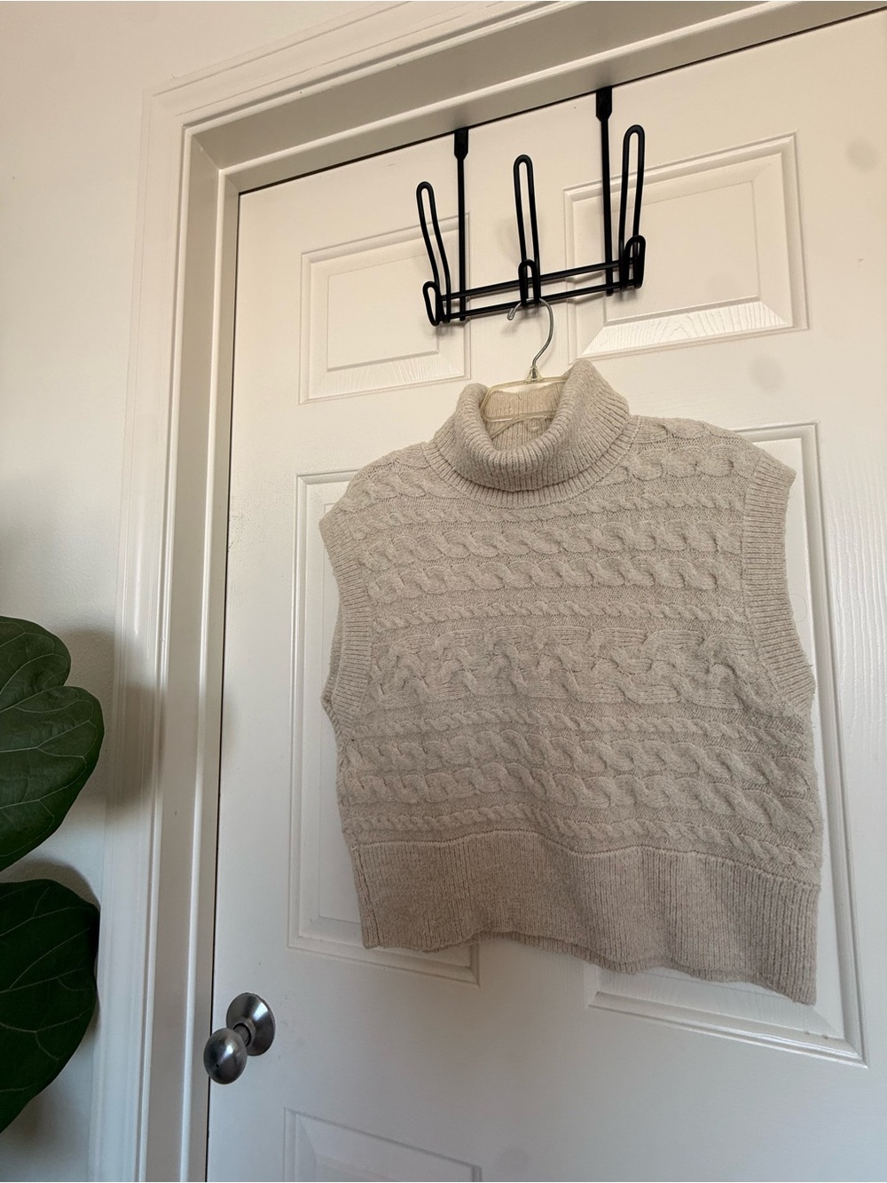 Old Navy Cream Cable-Knit Sleeveless Turtleneck Sweater Vest